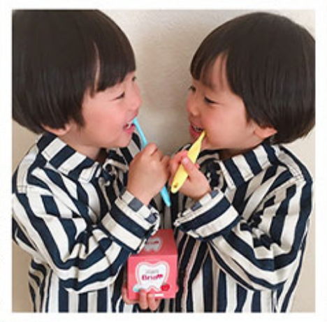 ブリアンで歯を磨く子供