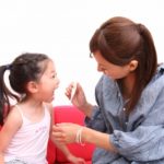 歯磨きする女の子と母