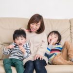 歯磨きする親子