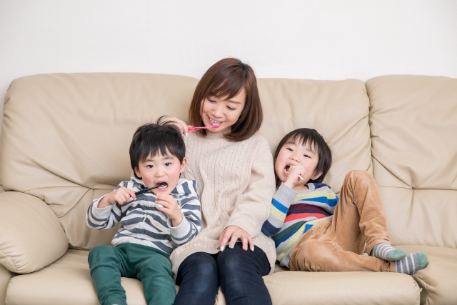 歯磨きする親子